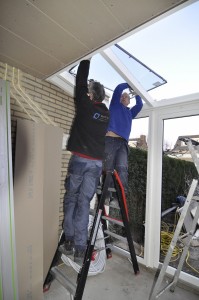 Kozijnen en glas worden geplaatst